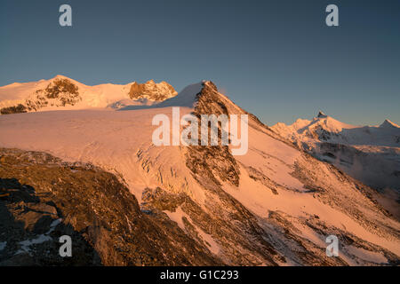 Tete de Milon und Turtmanngletscher von der Tracuithütte aus gesehen im Abendlicht. Sundown nelle montagne delle Alpi del Vallese Suisse Foto Stock