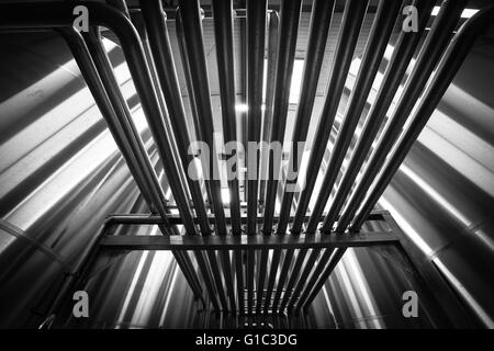 Vasca in acciaio inox presso la cantina per il vino Foto Stock