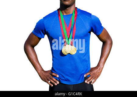 Ritratto di atletica torace uomo azienda medaglie d oro Foto Stock