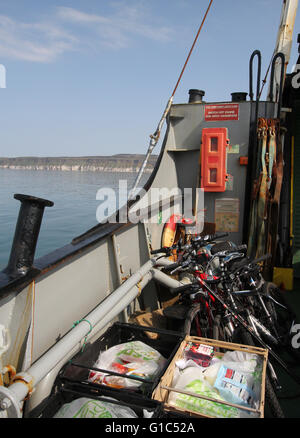 Rathlin traghetto in arrivo al porto in chiesa Bay sull'isola di Rathlin, County Antrim, Irlanda del Nord. Foto Stock