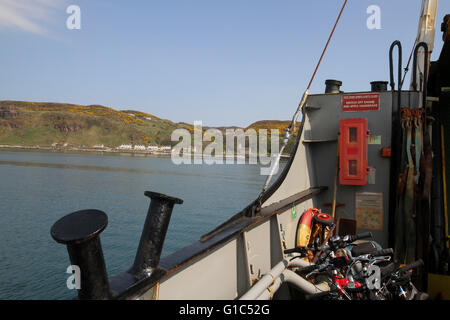 Rathlin traghetto in arrivo al porto in chiesa Bay sull'isola di Rathlin, County Antrim, Irlanda del Nord. Foto Stock