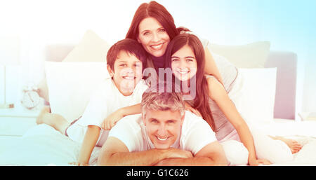 Happy familly guardando la telecamera Foto Stock