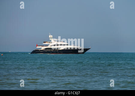 Imbarcazione a vela in mare ligure vicino a Viareggio, Italia Foto Stock