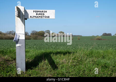 Bures Pebmarsh Alphamstone cartello stradale, Pebmarsh, Essex, Regno Unito. Foto Stock