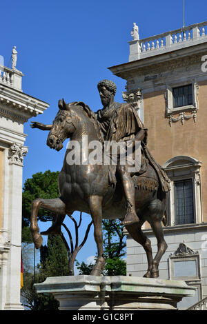 Marcus statua equestre in bronzo (replica) dell'imperatore romano Marco Aurelio, nel centro del Campidoglio Square, Roma Foto Stock