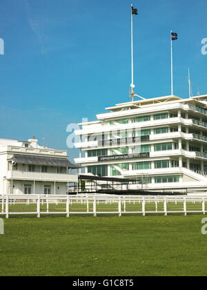 Grandstand presso la Epsom race course nel Surrey in Inghilterra e proprietari e vincitori enclosure Foto Stock