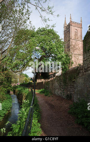 Fiume Frome marciapiede in Chipping Sodbury con la medievale torre della chiesa di San Giovanni Battista, in primavera. Foto Stock
