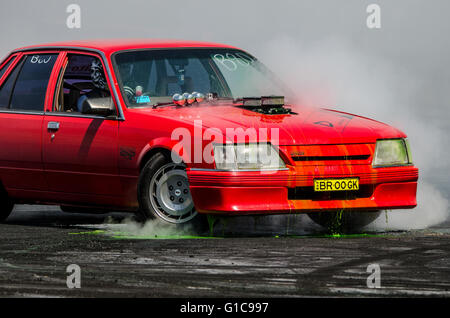 Sydney, Australia. 5 Ottobre, 2015. I driver forniti gli spettatori e giudici il loro miglior burnout durante il 2015 Burnout Maina concorrenza che ha avuto luogo presso la Western Sydney Dragway Internazionale (Sydney Dragway) Foto Stock