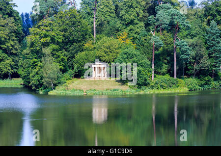 Il Tempio dorico follia e il lago in Bowood House giardini paesaggistici di Capability Brown, Calne, Wiltshire, Regno Unito Foto Stock