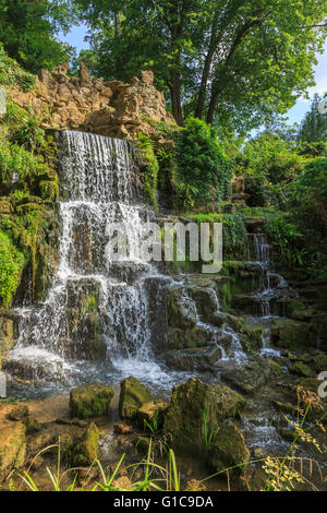 La Cascata di da Charles Hamilton nella motivazione della struttura Bowood House paesaggistico di Capability Brown, Calne, Wiltshire, Regno Unito Foto Stock