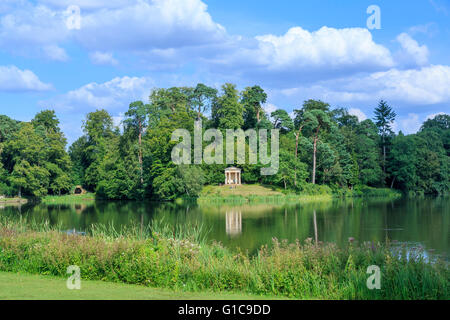 Il Tempio dorico follia e il lago in Bowood House giardini paesaggistici di Capability Brown, Calne, Wiltshire, Regno Unito Foto Stock