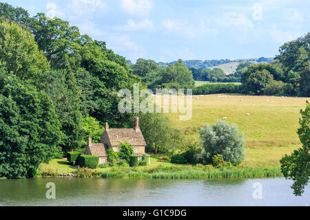 Cottage sul lago orné in Bowood House parco e terreni progettati da Capability Brown, Calne, Wiltshire. Campagna estiva paesaggio rurale. Foto Stock