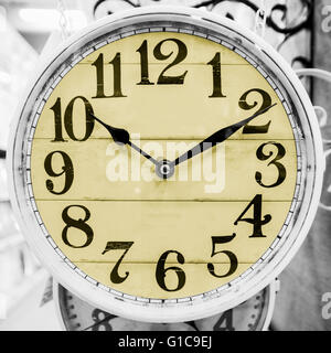Dettaglio del giallo orologio in stile classico. Foto Stock