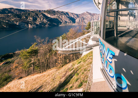 Cabina di una funivia fermata stazione di montagna. Foto Stock