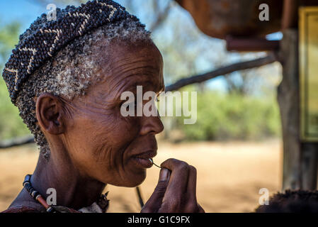 Ritratto di una donna dal San tribù nel Museo vivente del Ju'Hoansi-San, Grashoek, Namibia Foto Stock