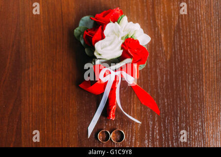 Boutonniere di nozze su sfondo in legno in stile rustico Foto Stock