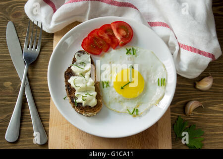 È servita la prima colazione con un uovo fritto in forma di un orologio Foto Stock