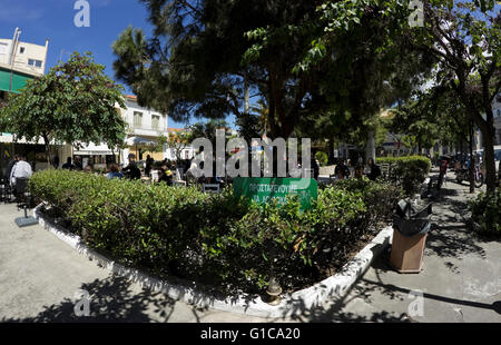 Mirina (capitale) city centre cafe bougatsa giardino in 'OTE" square, P. Kida street. Limnos o Lemnos Island, Grecia Foto Stock