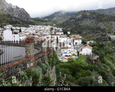 Grazelema, un grazioso villaggio di montagna in Andalusia Spagna Foto Stock