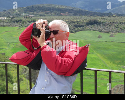 Turistica prendendo snapshot a Ronda, Andalusia Spagna Foto Stock