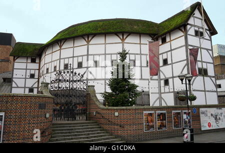 Vista del Teatro Globe, associato a William Shakespeare. Costruito nel XVI secolo da Shakespeare la riproduzione company, il Signore il ciambellano di uomini. Londra. Datata 2015 Foto Stock