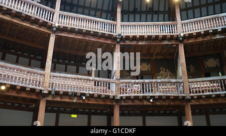 Interno del Globe Theatre di Londra, associato a William Shakespeare. Costruito nel XVI secolo da Shakespeare la riproduzione company, il Signore il ciambellano di uomini. Londra. Datata 2015 Foto Stock