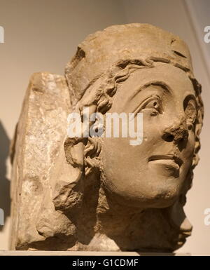 Scultura in pietra arenaria di una testa della regina. La testa più probabilmente apparteneva alla famiglia Mortimer durante il XIV secolo Foto Stock