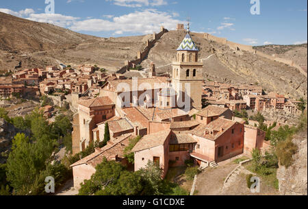 Antica cattedrale nel pittoresco villaggio di Albarracin. Spagna. Posizione orizzontale Foto Stock