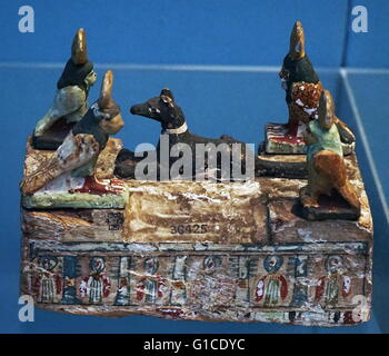 Sarcofago in miniatura di legno dipinto, con ba uccelli e jackal dal periodo tolemaico. Datata 305 BC Foto Stock