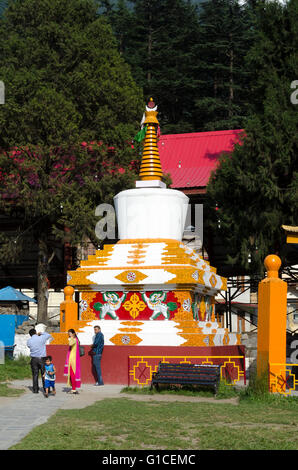 Stupa, o chorten, in Himalaya Nyinmapa tempio buddista, Manali, Himachal Pradesh, India, Foto Stock