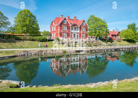 Gota Canal e Gota Hotel durante la primavera in Borensberg, Svezia. Foto Stock