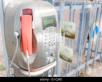 Pubblico vecchio telefono a pagamento, non più in funzionamento. Foto Stock