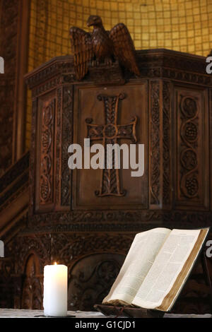 Carouge tempio protestante. Vecchia bibbia e chiesa candela. Ginevra. La Svizzera. Foto Stock