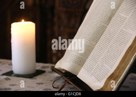 Carouge tempio protestante. Vecchia bibbia e chiesa candela. Ginevra. La Svizzera. Foto Stock