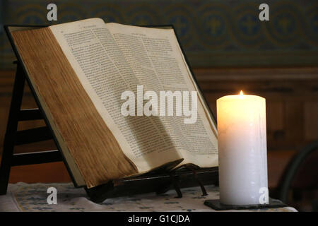 Carouge tempio protestante. Vecchia bibbia e chiesa candela. Ginevra. La Svizzera. Foto Stock