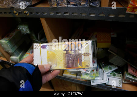 Geld-Imitat - Großhandel Dong Xuan centro ("Vietnamesenmarkt'), Berlin-Lichtenberg. Foto Stock