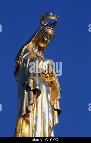 Ars-sur-Fromans. Sanctuary-Shrine di Giovanni Maria Vianney (il Curato d Ars). Golden Vergine Maria sulla parte superiore della Basilica. Franc Foto Stock