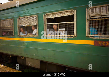 Riunificazione Express Train Journeys in Vietnam. Il Vietnam i modi di vita Foto Stock