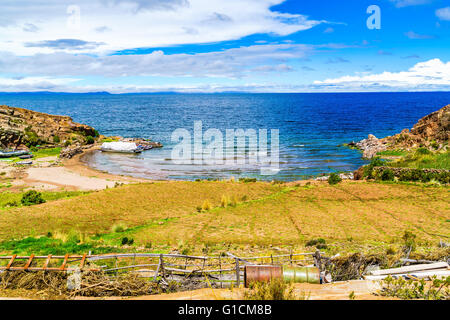 Vista del lago Titicaca, è il più grande lago di altitudine in tutto il mondo questa foto è stata scattata nel lato Peruviano Foto Stock