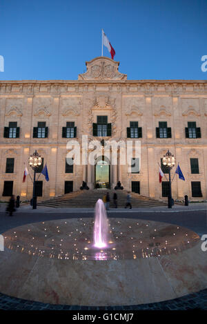 Alta facciata barocca di Auberge de Castille che è la più imponente non-edificio religioso a Malta è stata costruita dai Cavalieri. Foto Stock