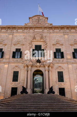 Alta facciata barocca di Auberge de Castille che è la più imponente non-edificio religioso a Malta è stata costruita dai Cavalieri. Foto Stock