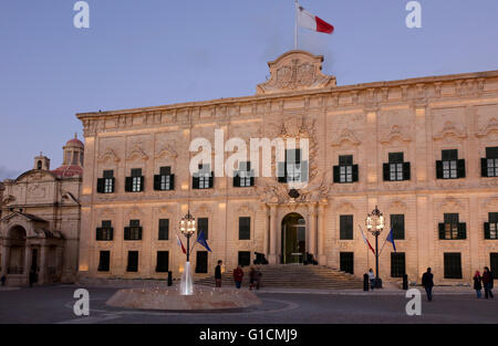 Alta facciata barocca di Auberge de Castille che è la più imponente non-edificio religioso a Malta è stata costruita dai Cavalieri. Foto Stock