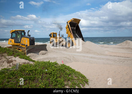 Fort Lauderdale, Florida - si aggiunge la sabbia all'Oceano Atlantico seashore come parte di una spiaggia progetto di restauro. Foto Stock