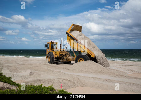 Fort Lauderdale, Florida - si aggiunge la sabbia all'Oceano Atlantico seashore come parte di una spiaggia progetto di restauro. Foto Stock