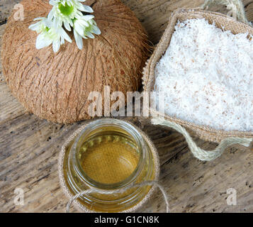 Olio di cocco, olio essenziale di natura, una cura della pelle che di sicuro, ricca vintamin, utilizzare in massaggi presso il centro benessere spa, cosmetici organici su legno Foto Stock