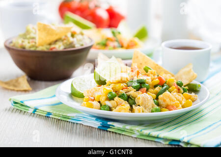 In casa Insalata messicana uova strapazzate serviti con mais tortilla chips e guacamole, la sana prima colazione Foto Stock