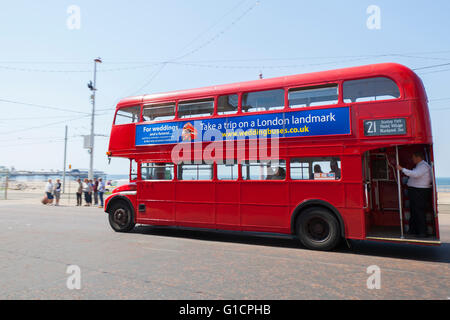 Routemaster RML 887 in uso sul nottolino 22 autobus Ltd di servizio 21 tra Blackpool Tower e lo Zoo, Lancashire, Regno Unito Foto Stock