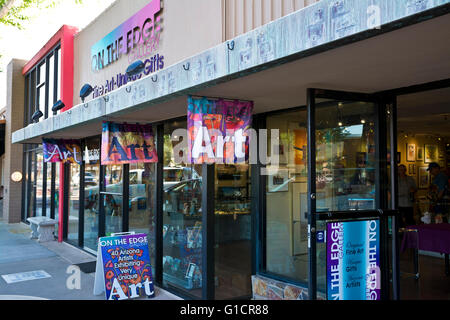 Botteghe artigiane sulla Quinta Avenue in Scottsdale, Arizona. A sud-ovest e arte locale per la vendita a sul bordo gallery store. Foto Stock