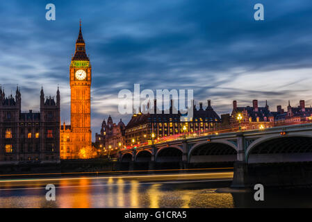 Una lunga esposizione al crepuscolo di autobus sul Westminster Bridge e barche sul Fiume Tamigi, Londra, Regno Unito. Foto Stock