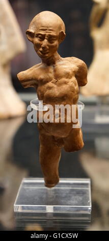 Figura in terracotta di un grotesquely deformato e ritorto l'uomo. Datato I secolo A.C. Foto Stock